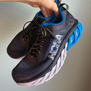 Hokas mens Arahi 2 road running shoe size 9
